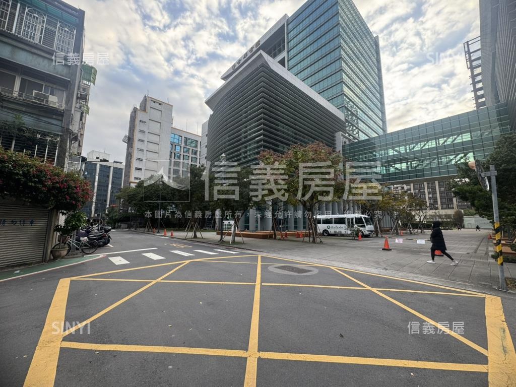 敦峰挑高高樓帝王戶房屋室內格局與周邊環境