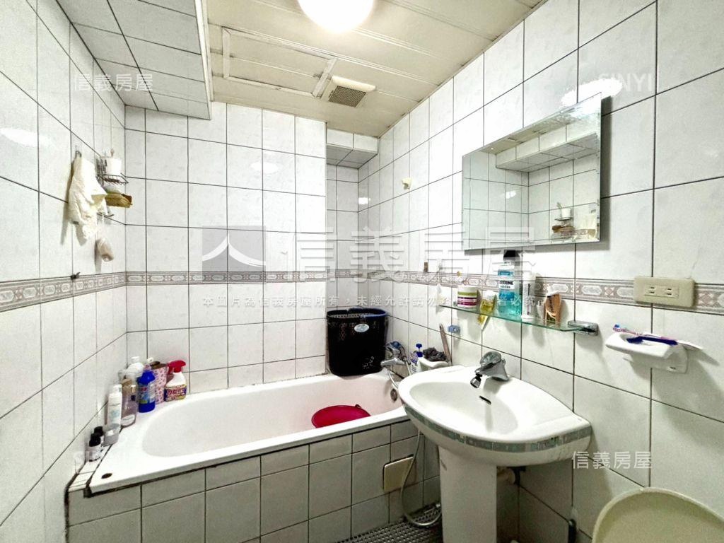 府中捷運ＡＡＡ四房車位房屋室內格局與周邊環境