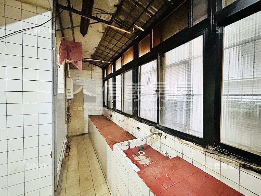 近捷運站公寓３樓房屋室內格局與周邊環境