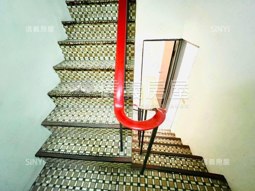 近海佃蛋黃商圈ＤＩＹ透天房屋室內格局與周邊環境