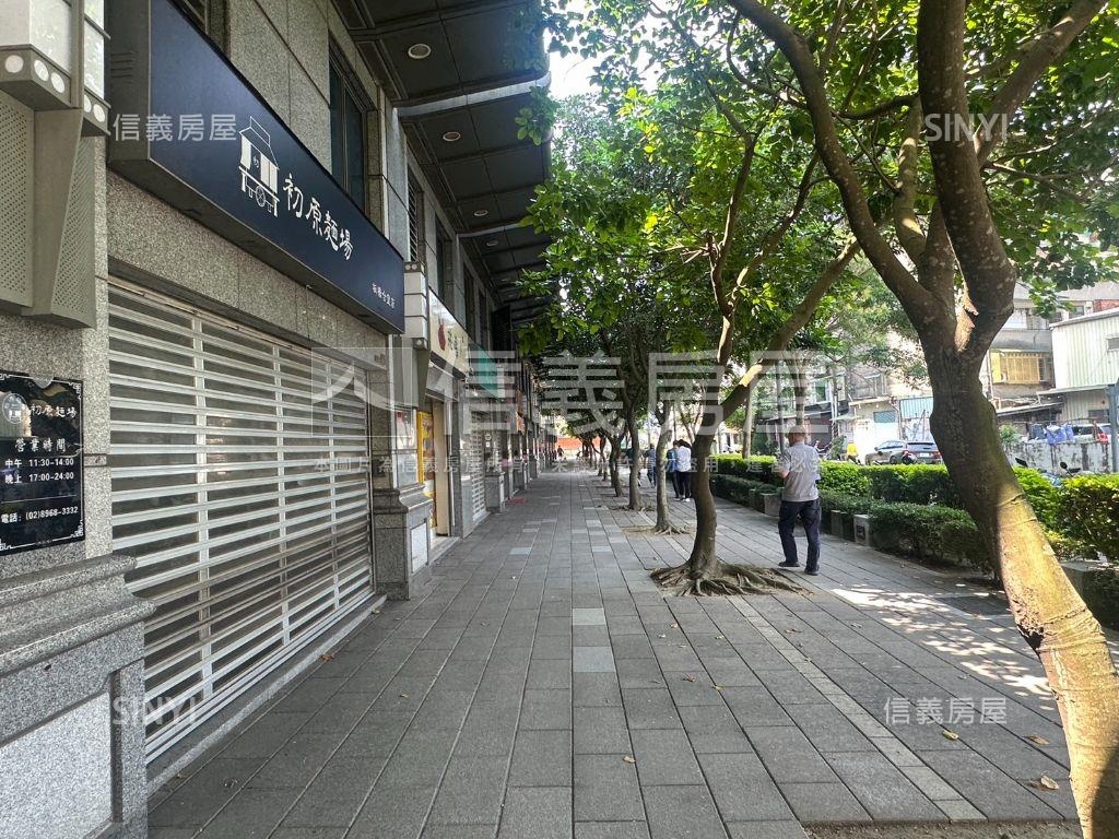 日勝挑高店面房屋室內格局與周邊環境