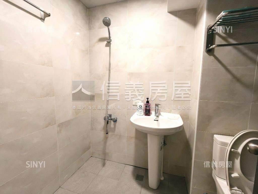 低總管理電梯兩房大空間房屋室內格局與周邊環境