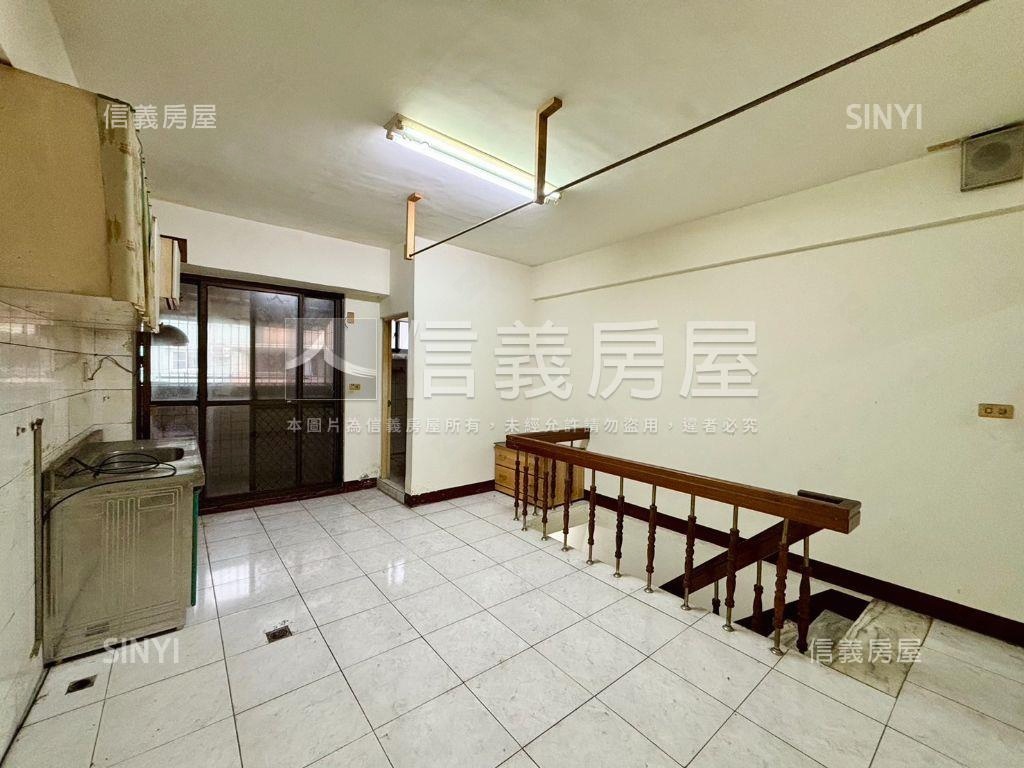 近楠梓車站熱鬧金店面房屋室內格局與周邊環境