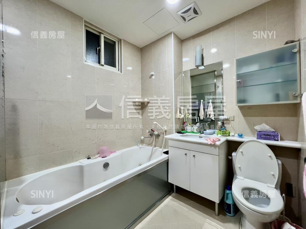 中央六街邊間美四房雙車位房屋室內格局與周邊環境