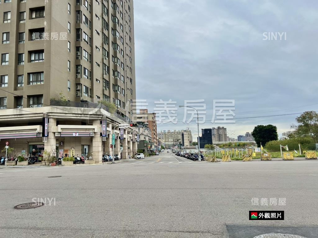 近十三期大面寬金店面房屋室內格局與周邊環境