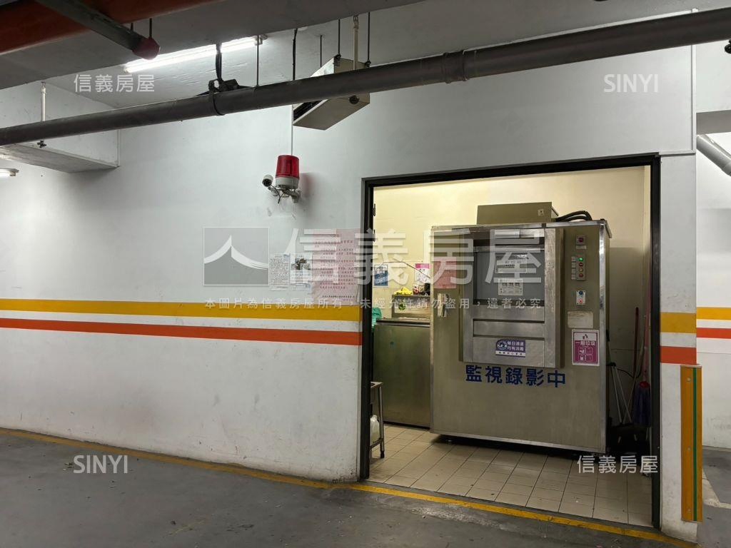 下樓就是家樂福劍橋三房房屋室內格局與周邊環境