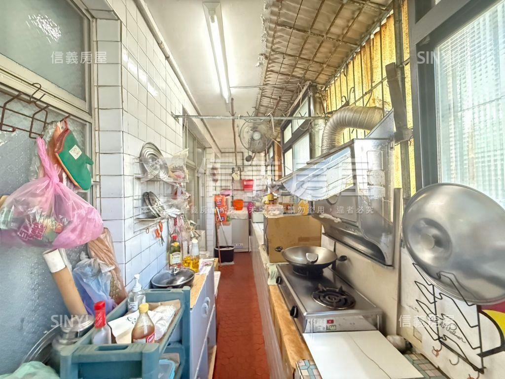 專任中泰邊間公寓四樓房屋室內格局與周邊環境