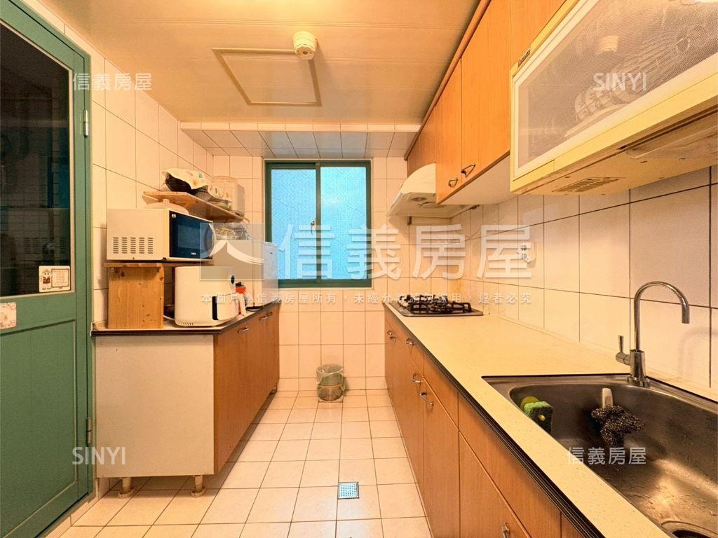 文藝中興邊間方正四房車位房屋室內格局與周邊環境