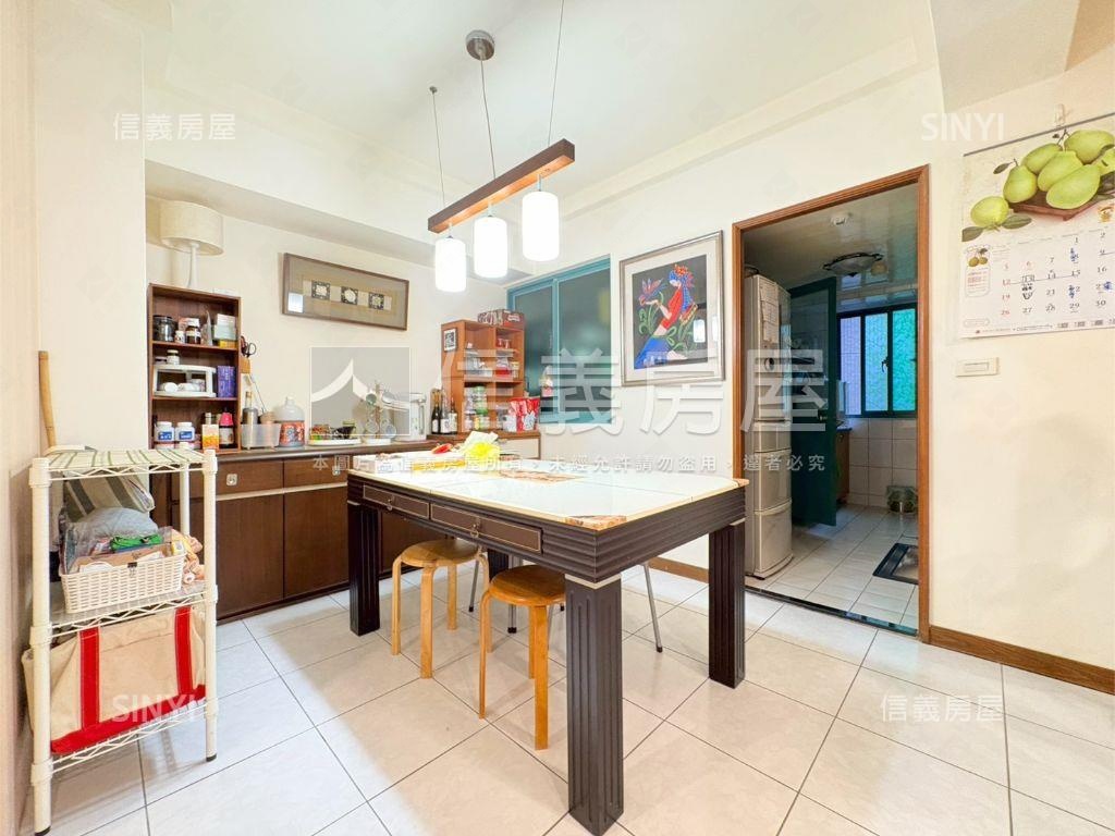 文藝中興邊間方正四房車位房屋室內格局與周邊環境