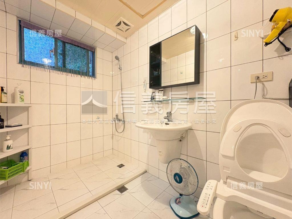 文藝中興邊間方正四房車位房屋室內格局與周邊環境