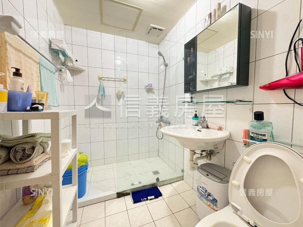 文藝中興邊間方正四房車位房屋室內格局與周邊環境