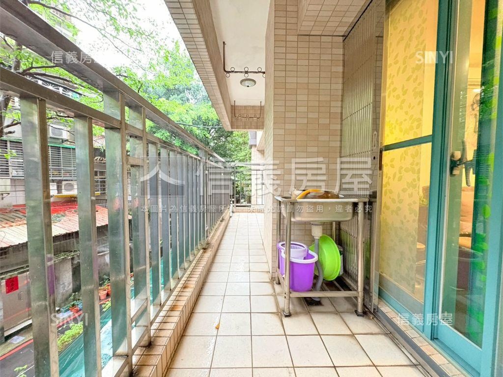 文藝中興邊間方正四房車位房屋室內格局與周邊環境