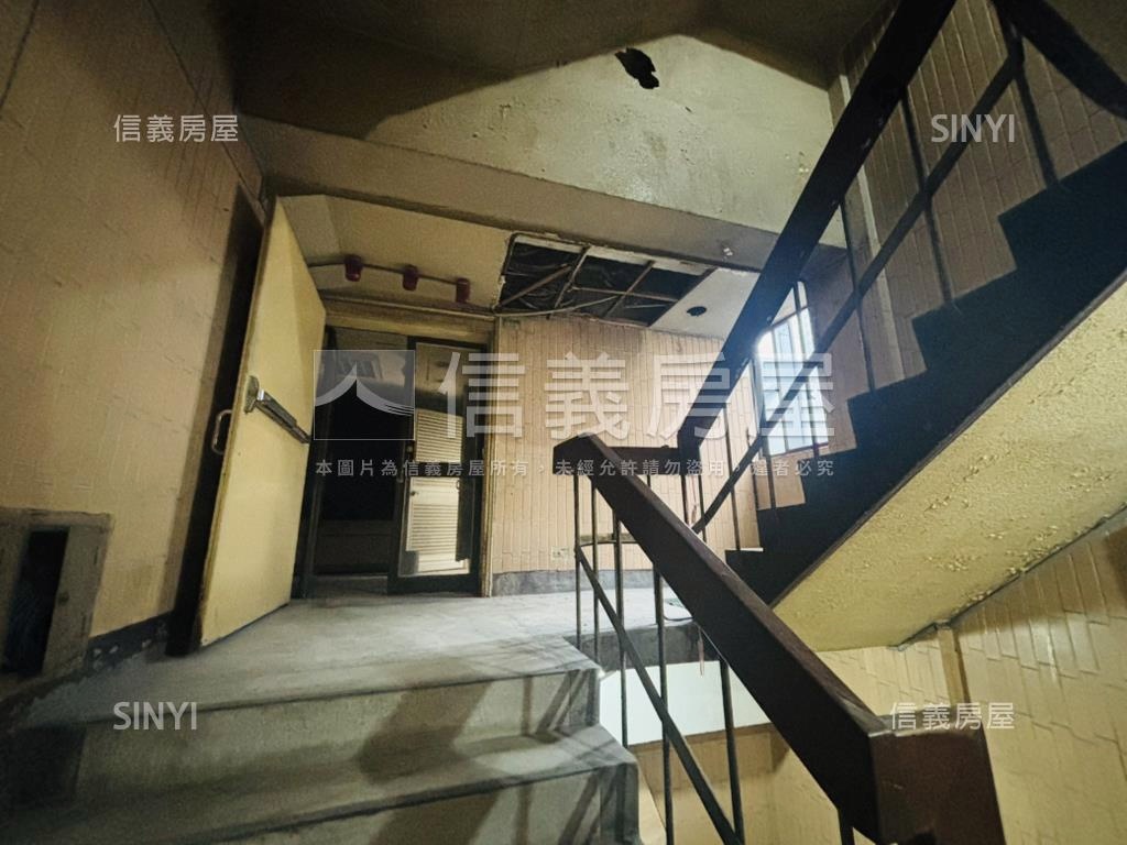 西門三樓百坪大辦公房屋室內格局與周邊環境