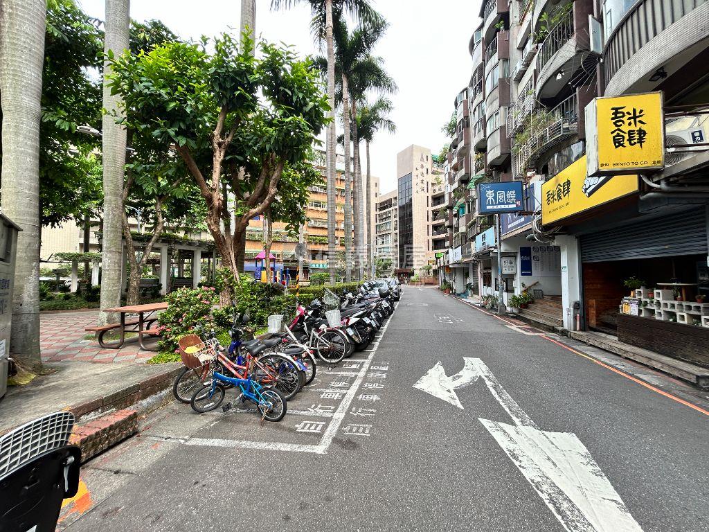 中山國中低總價人潮金店面房屋室內格局與周邊環境