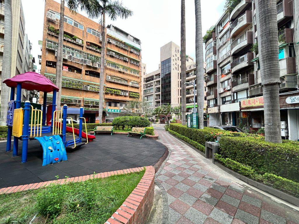 中山國中低總價人潮金店面房屋室內格局與周邊環境