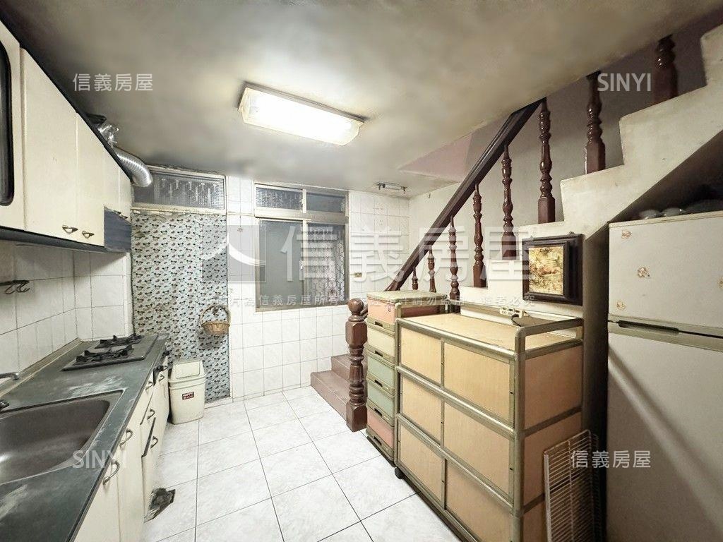 近火車站三塊厝大面寬透天房屋室內格局與周邊環境