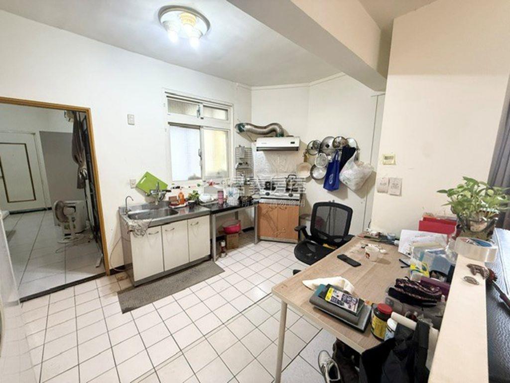 板新捷運旁邊間採光美寓房屋室內格局與周邊環境