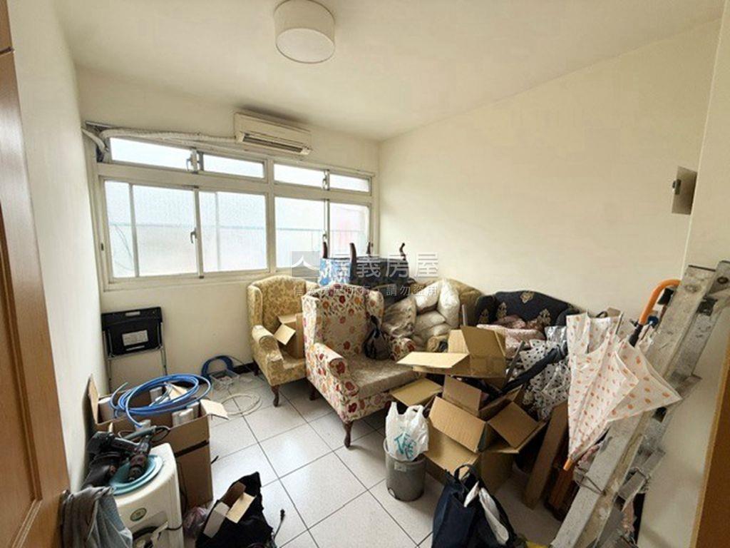 板新捷運旁邊間採光美寓房屋室內格局與周邊環境