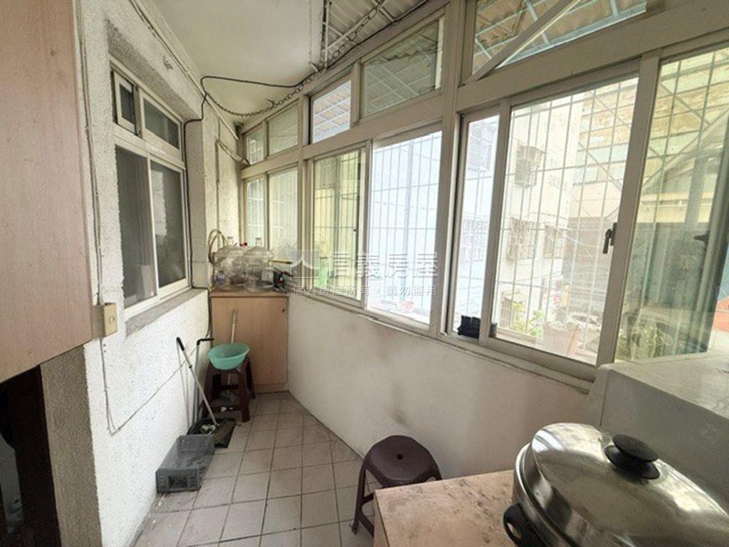 板新捷運旁邊間採光美寓房屋室內格局與周邊環境