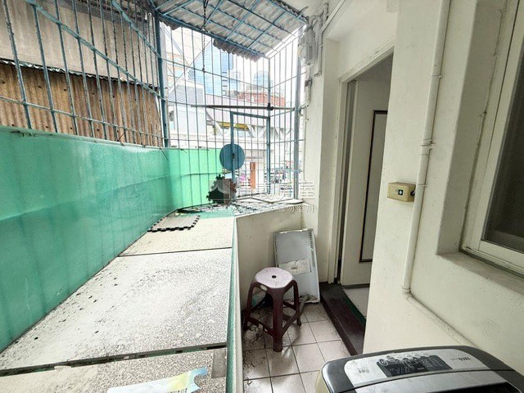 板新捷運旁邊間採光美寓房屋室內格局與周邊環境