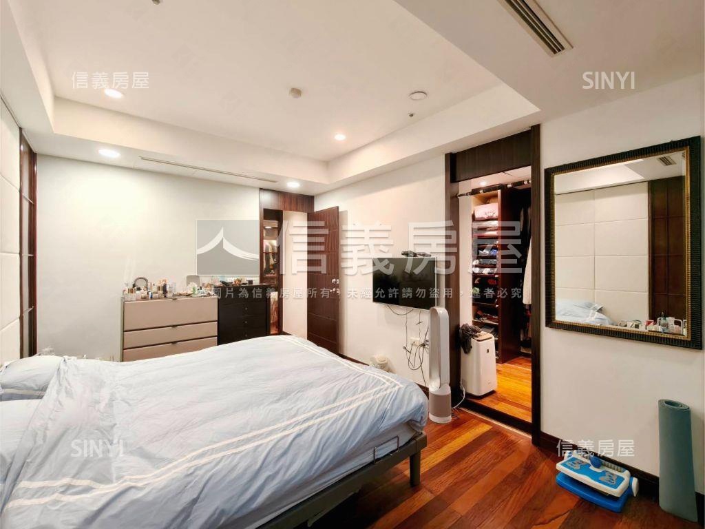 世界山莊Ｆ棟景觀四房車位房屋室內格局與周邊環境