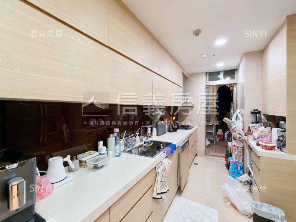 世界山莊Ｆ棟景觀四房車位房屋室內格局與周邊環境