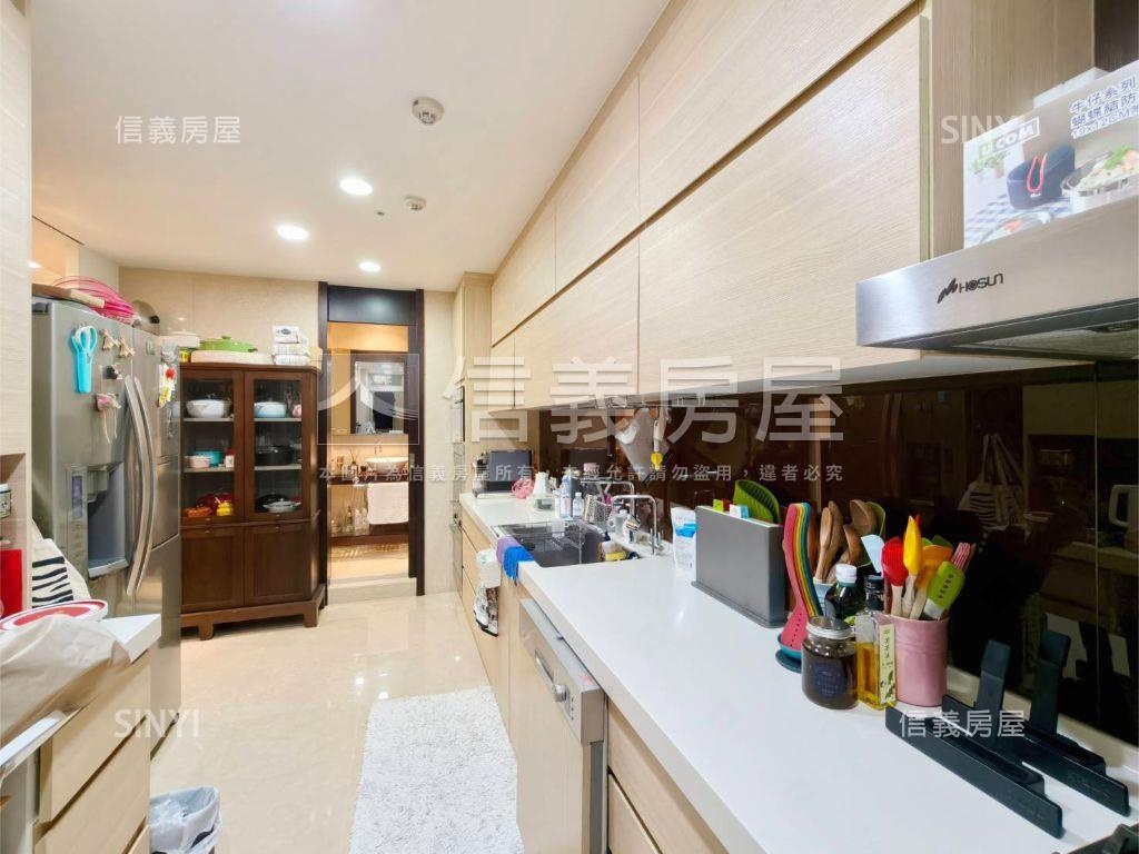 世界山莊Ｆ棟景觀四房車位房屋室內格局與周邊環境