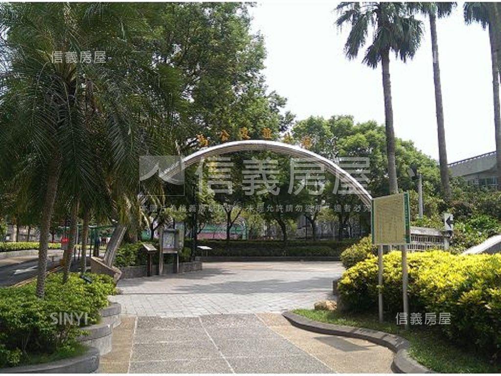區公所正面公園－雅致溫居房屋室內格局與周邊環境