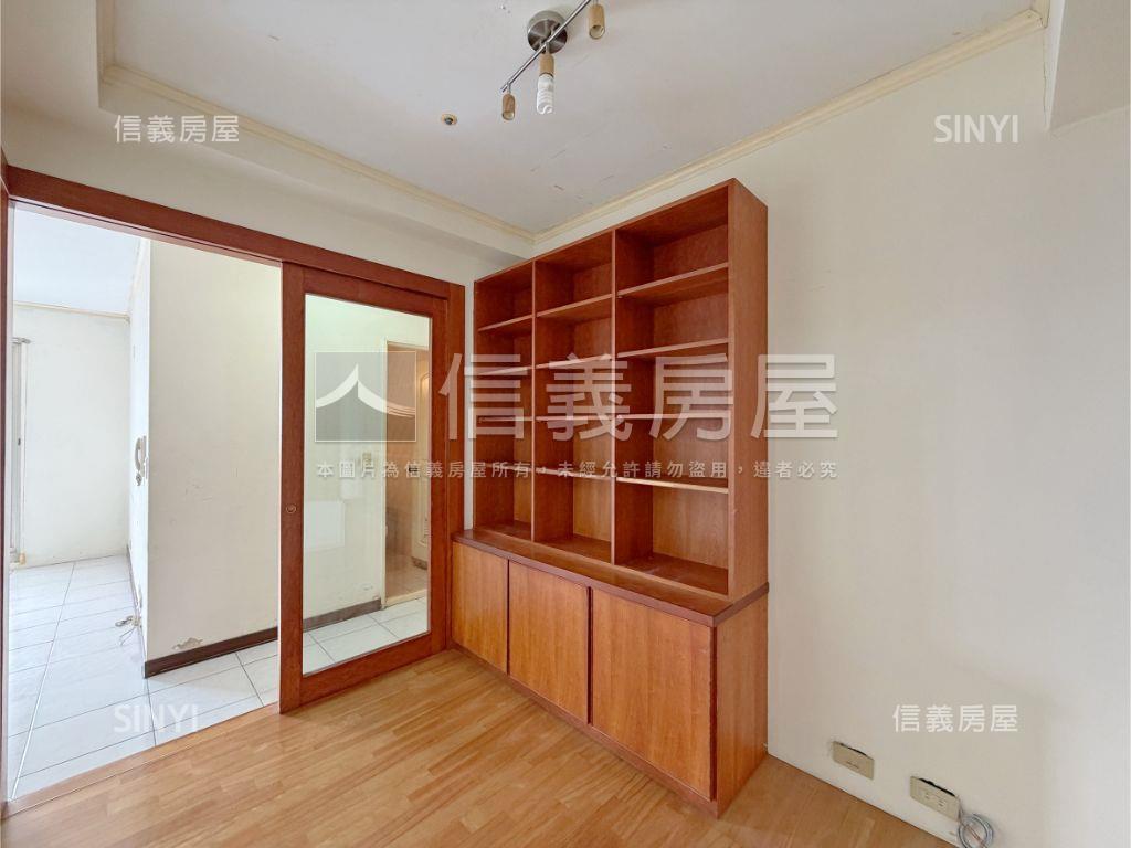 荷蘭村Ｃ區三房平面車位房屋室內格局與周邊環境