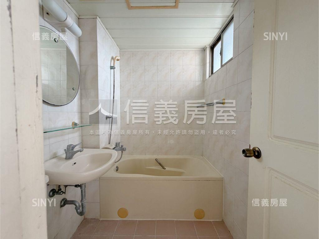 荷蘭村Ｃ區三房平面車位房屋室內格局與周邊環境