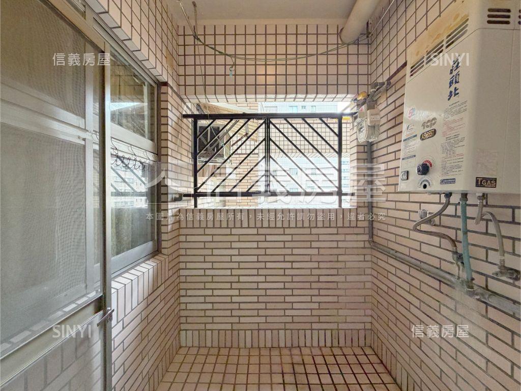 荷蘭村Ｃ區三房平面車位房屋室內格局與周邊環境