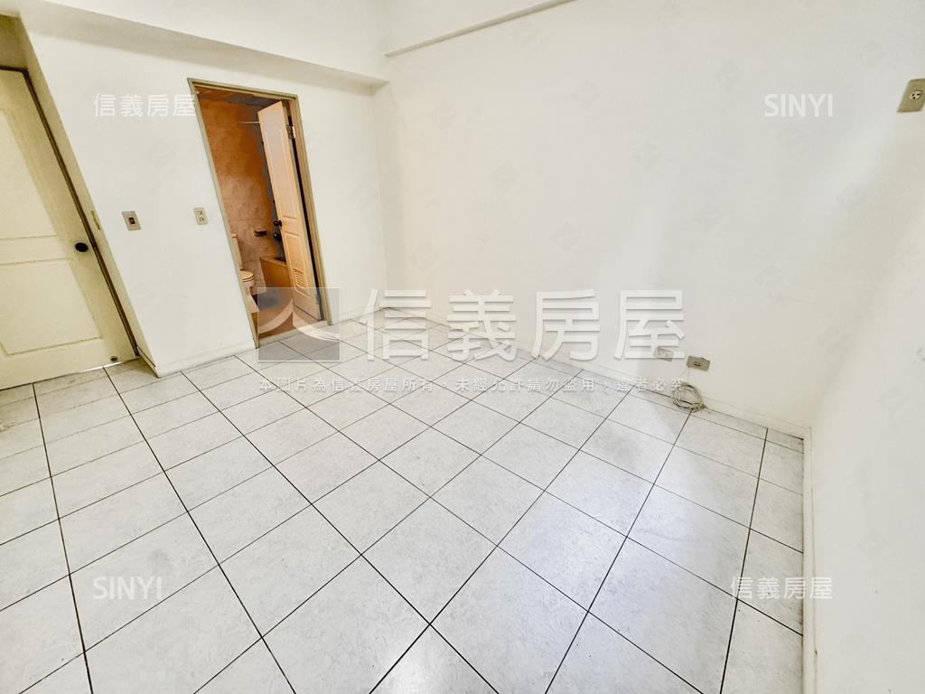 國泰瑞士花園四房車位房屋室內格局與周邊環境