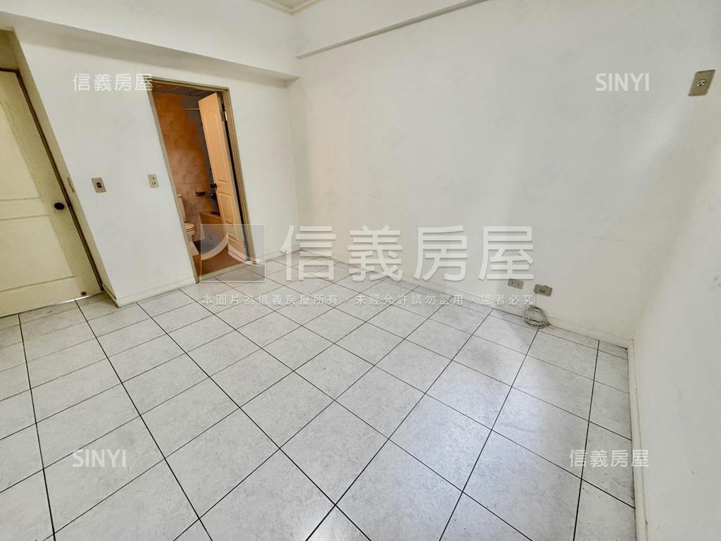 國泰瑞士花園四房車位房屋室內格局與周邊環境