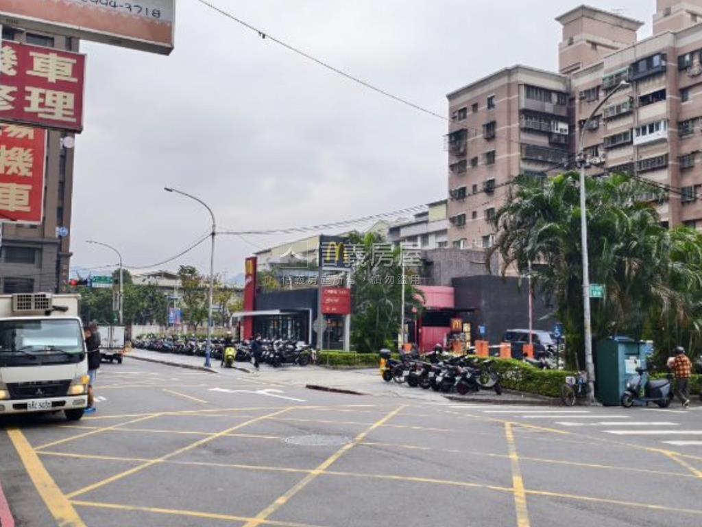 中榮面寬三角窗金店面房屋室內格局與周邊環境