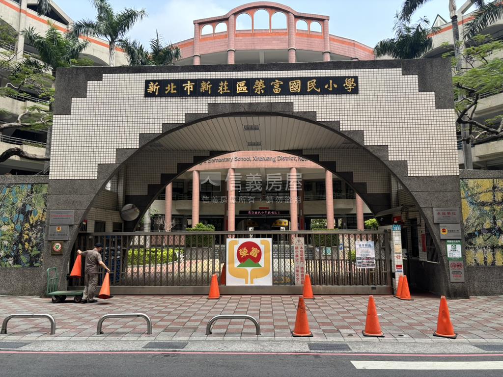 中榮面寬三角窗金店面房屋室內格局與周邊環境