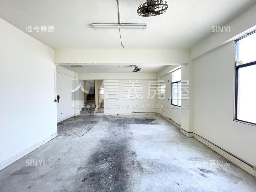 全聯旁約４２地坪角窗店面房屋室內格局與周邊環境