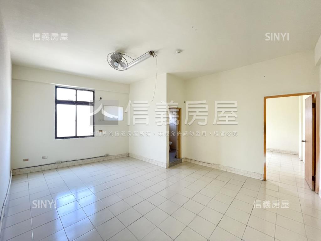 全聯旁約４２地坪角窗店面房屋室內格局與周邊環境