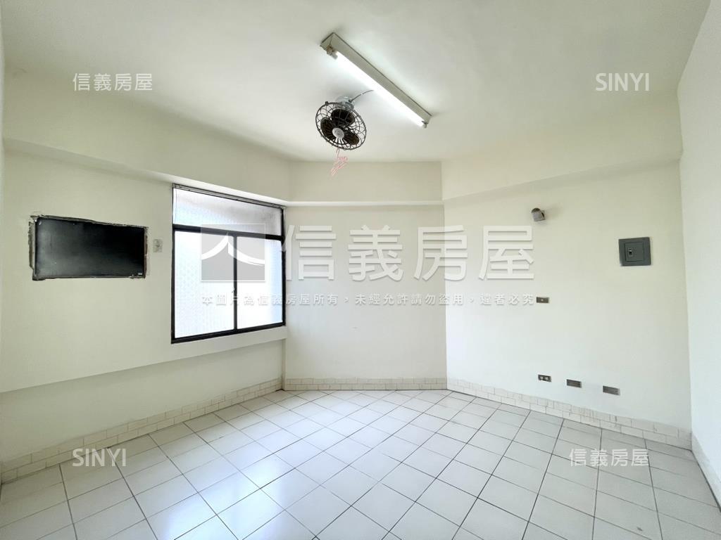 全聯旁約４２地坪角窗店面房屋室內格局與周邊環境