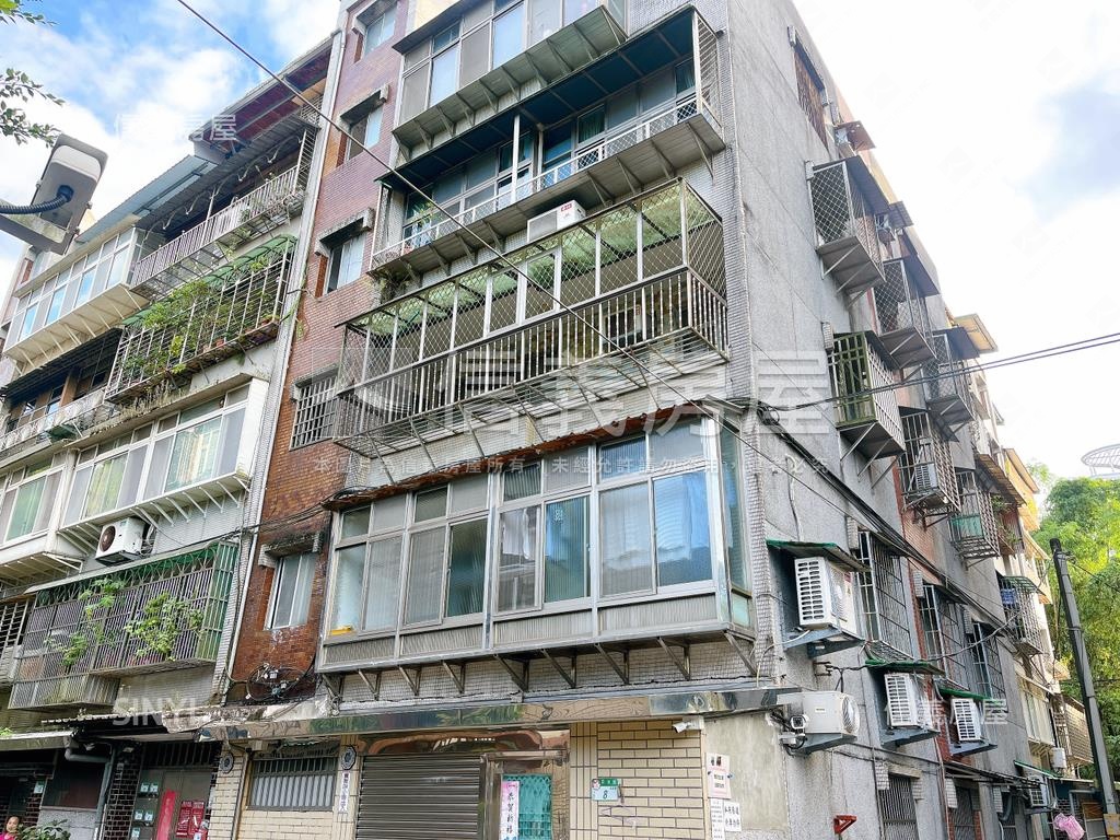 近捷運黃金３樓房屋室內格局與周邊環境