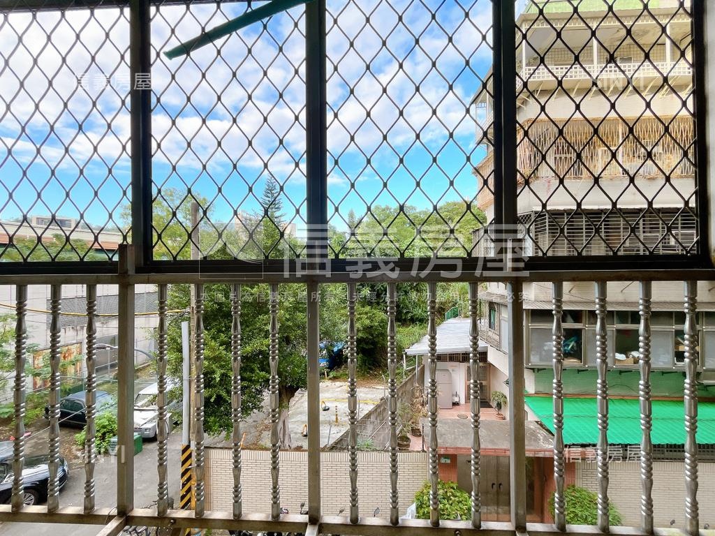 近捷運黃金３樓房屋室內格局與周邊環境