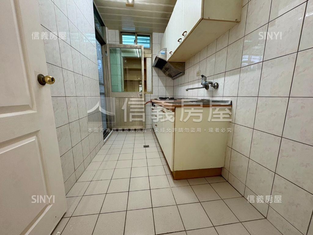 蘆洲長安華廈電梯四房房屋室內格局與周邊環境