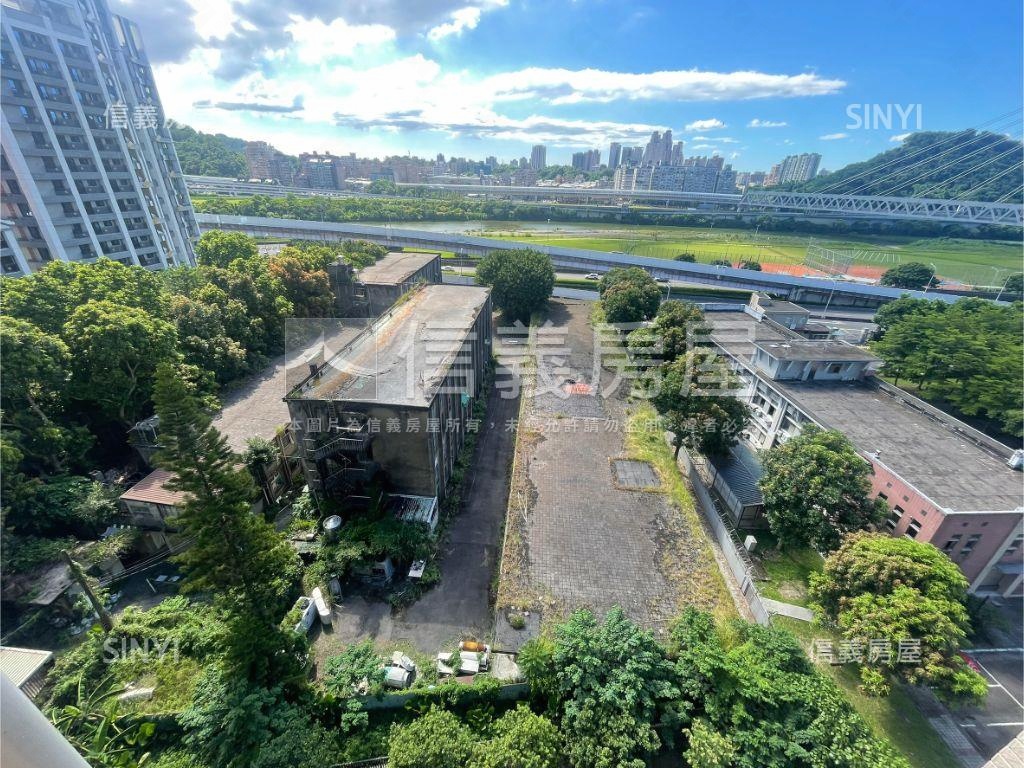 專任央北河景２房車位房屋室內格局與周邊環境