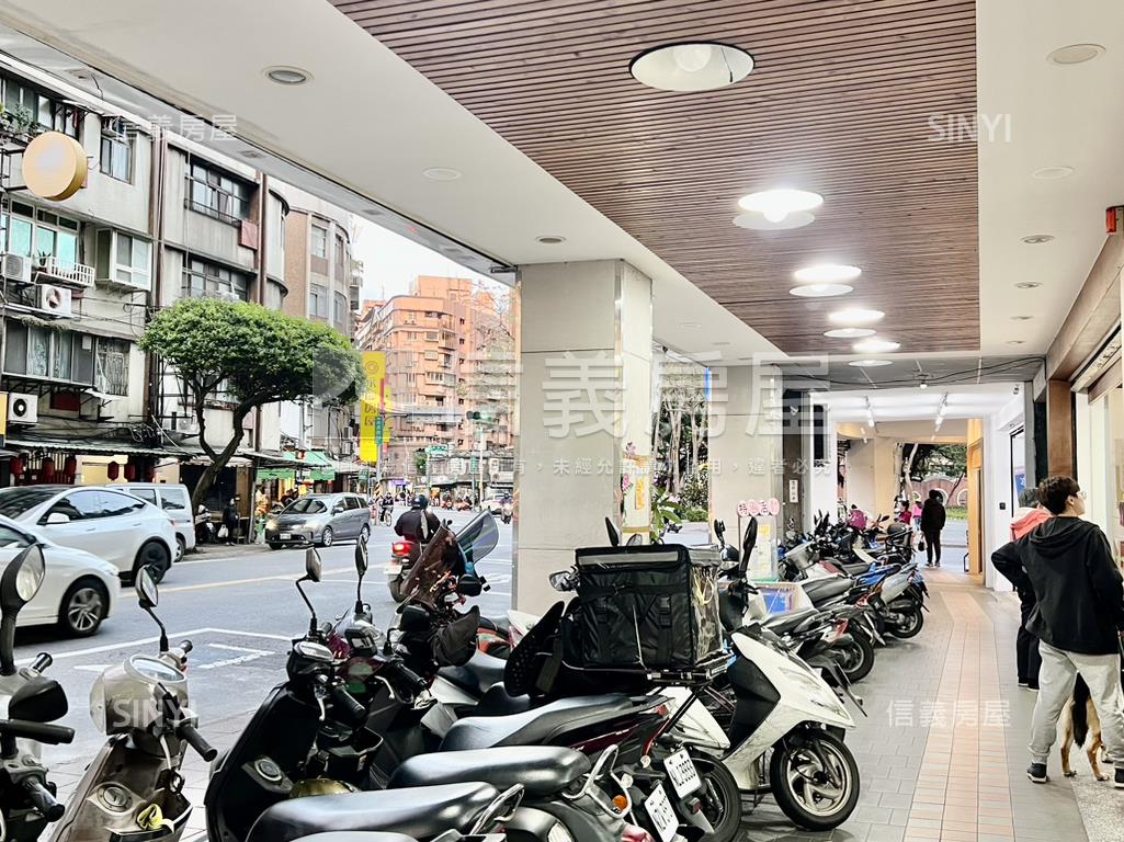 近捷運面公園電梯３主臥房屋室內格局與周邊環境