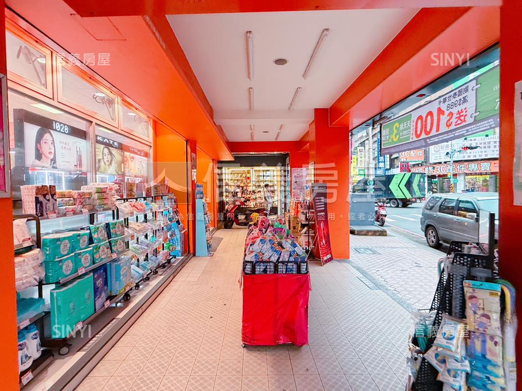 鴻金寶旁三角窗康是美房屋室內格局與周邊環境