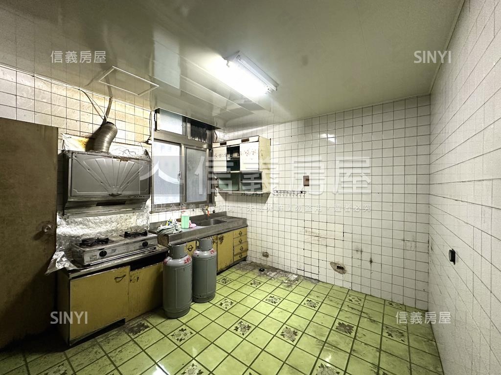 忠孝路免爬高二樓房屋室內格局與周邊環境