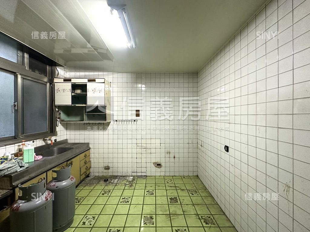 忠孝路免爬高二樓房屋室內格局與周邊環境