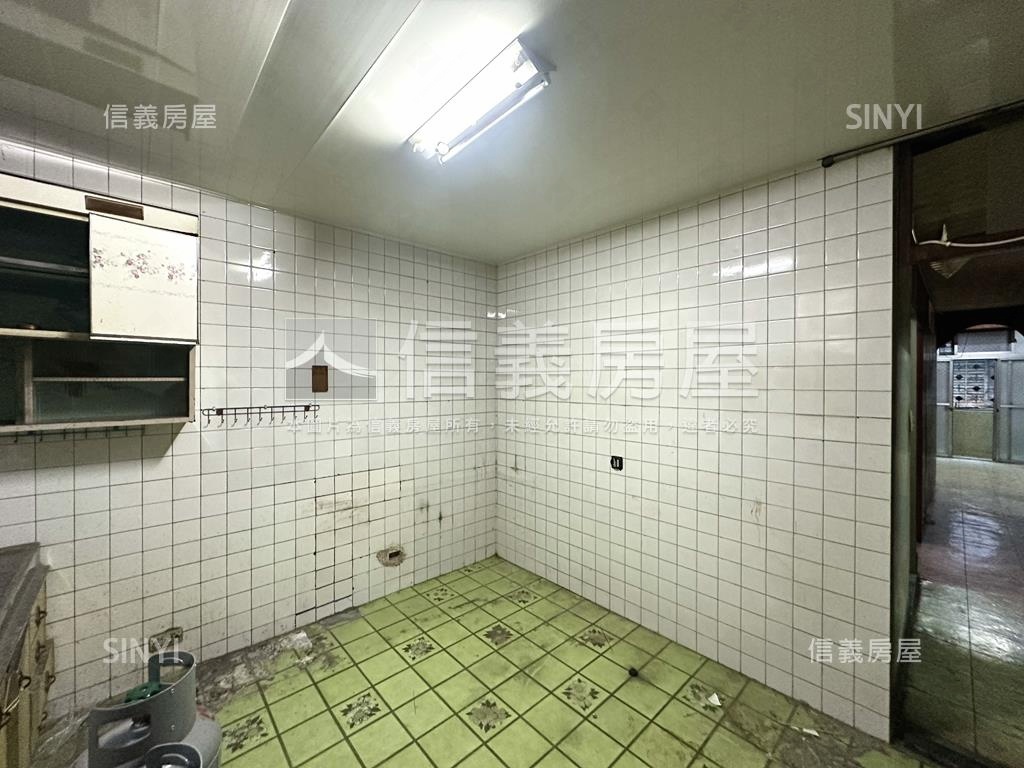 忠孝路免爬高二樓房屋室內格局與周邊環境