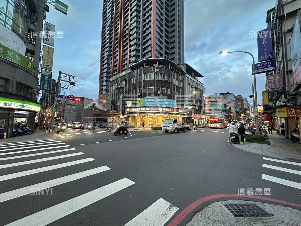 忠孝路免爬高二樓房屋室內格局與周邊環境