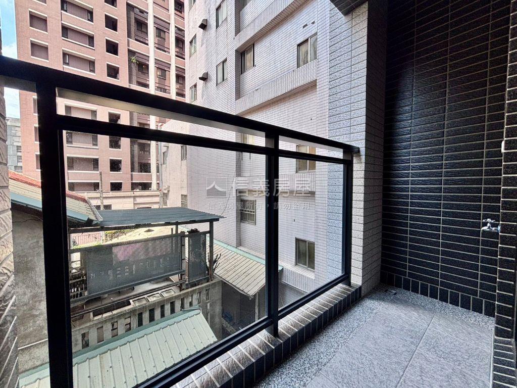 ＤＥ左岸２房車位全新交屋房屋室內格局與周邊環境