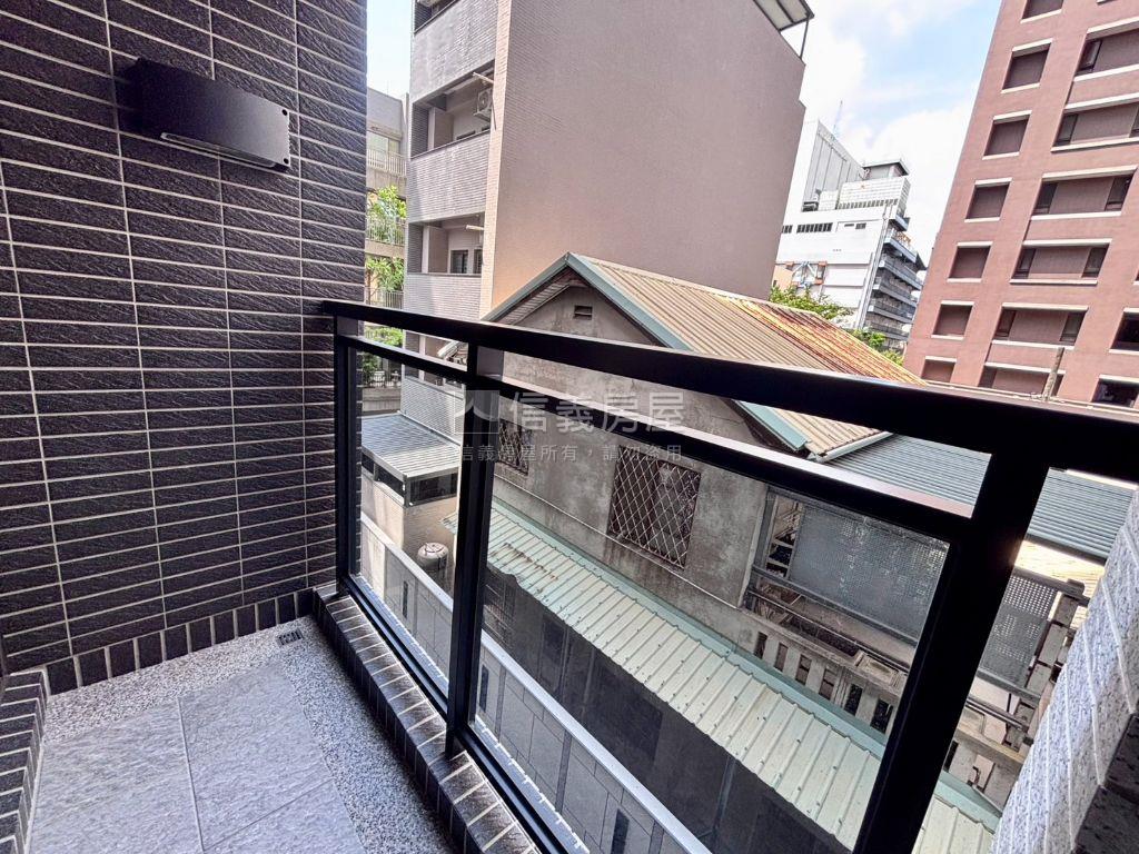 ＤＥ左岸２房車位全新交屋房屋室內格局與周邊環境